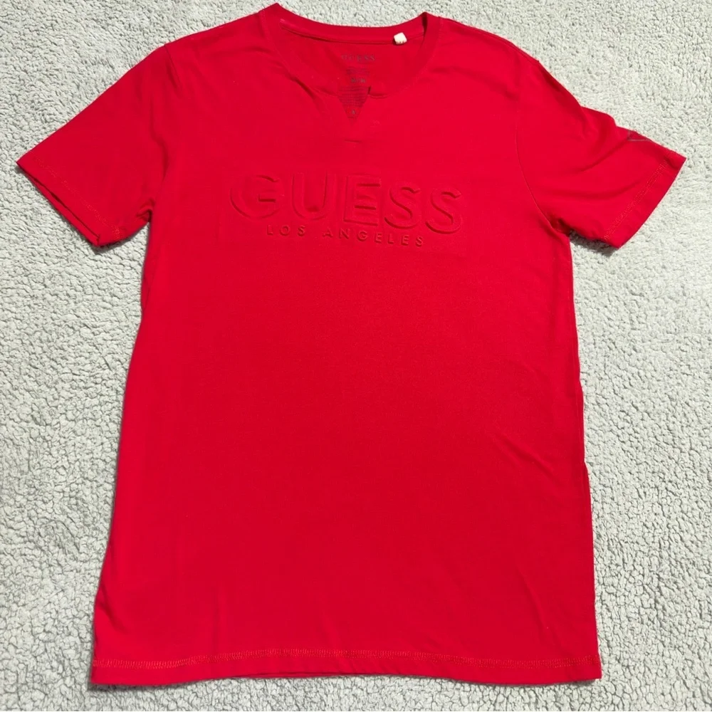 👉 GUESS Los Angeles Men’s Adult Casual Red Embossed Logo T-Shirt – Size M - Picture 7 of 7